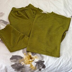 Brand new Olive Green Textured Women's pants suit. Set.